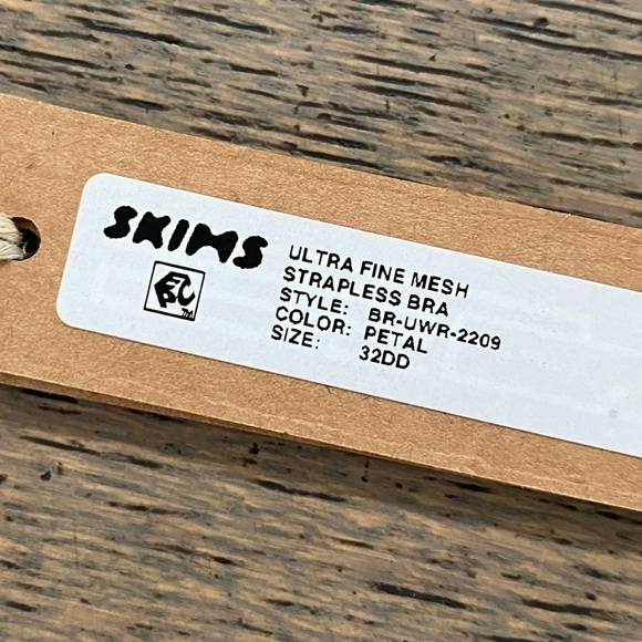 SKIMS Ultra Fine Mesh Strapless Bra - Picture 5 of 5